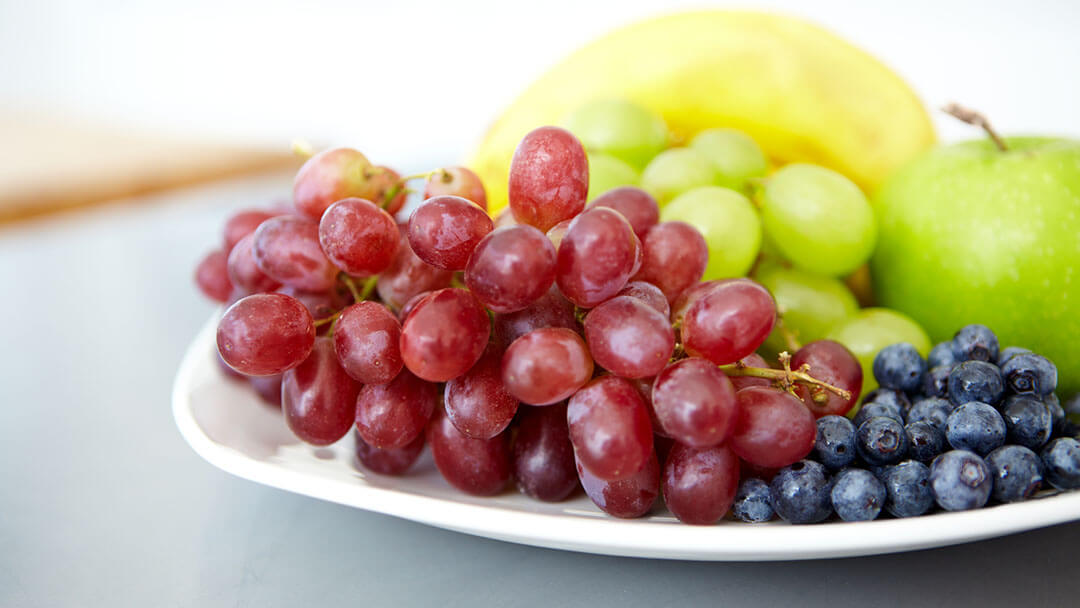 Grapes with other fruits on a plate